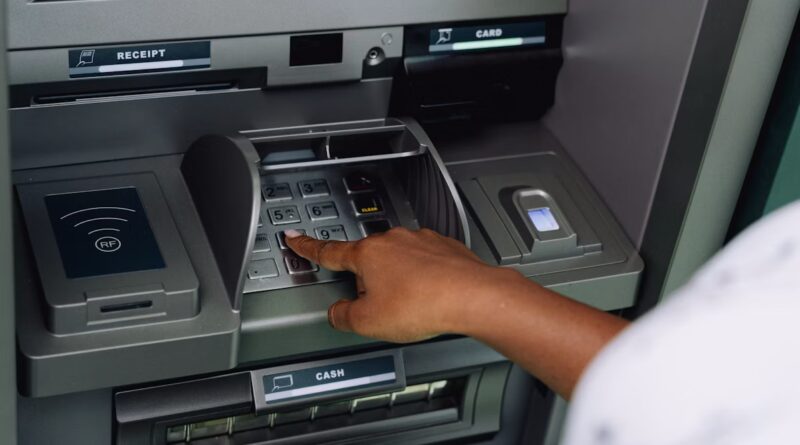 Danas dok sam šetao, primetio sam nešto što mi je odmah privuklo pažnju. Stariji čovek je stajao pored bankomata, a potom se okrenuo i otišao – a da nije uzeo novac koji je bankomat izbacio.